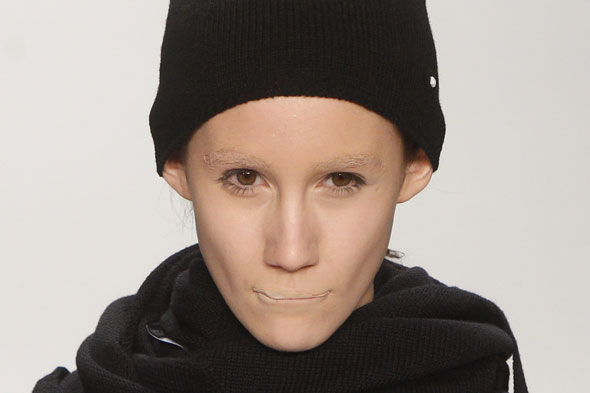 model-mouth-glued-shut-patrick-mohr-berlin-fashion-week590 Patrick Mohr Glues His Model’s Lips Shut